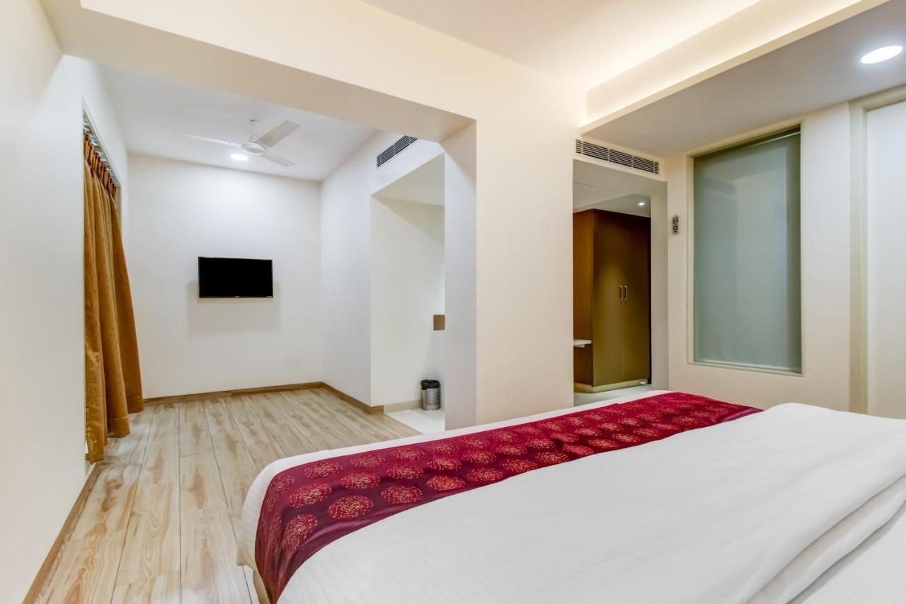 Grand Mookambika Hotel Navi Mumbai Buitenkant foto