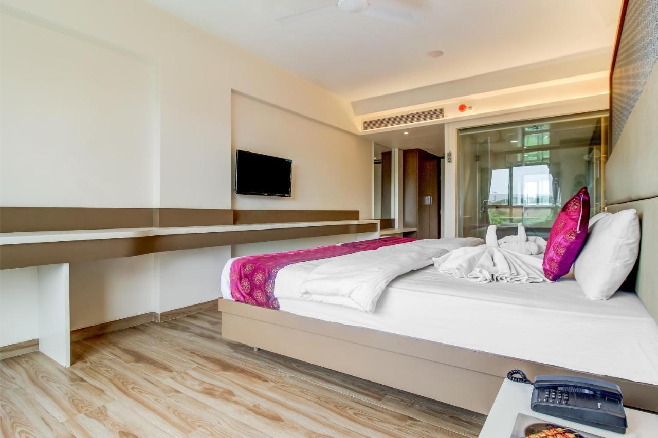 Grand Mookambika Hotel Navi Mumbai Buitenkant foto